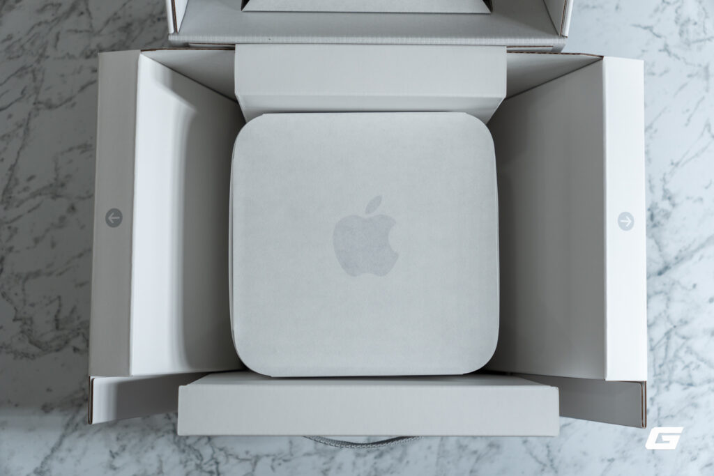 Mac Studio M5 Max màu bạc đặt trên bàn làm việc cùng màn hình ngoài