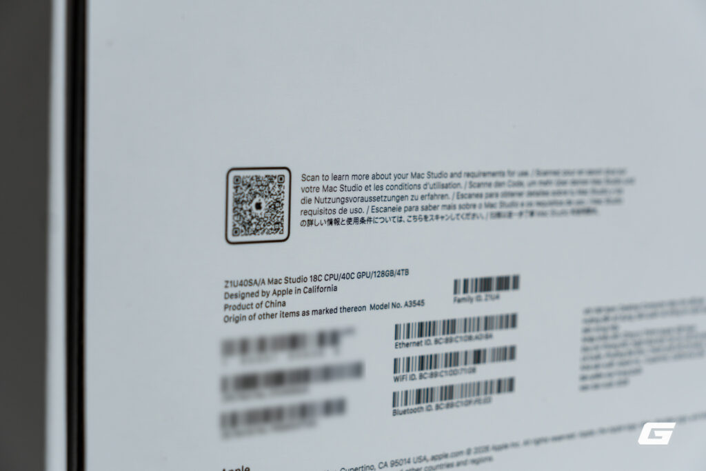Mặt đáy Mac Studio M5 Max với chân đế tròn và các khe hút gió
