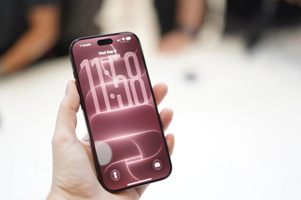 Cây viết công nghệ cầm trên tay iPhone 18 Pro màu đỏ trầm
