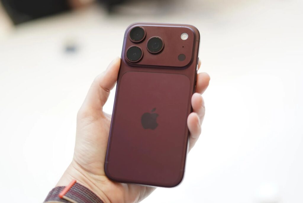 Cận cảnh mặt lưng kính màu Burgundy đồng điệu với khung máy