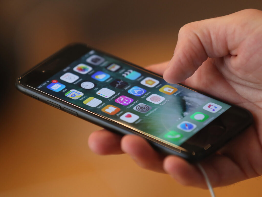 Một mẫu smartphone mới được đặt cạnh thiết bị cũ