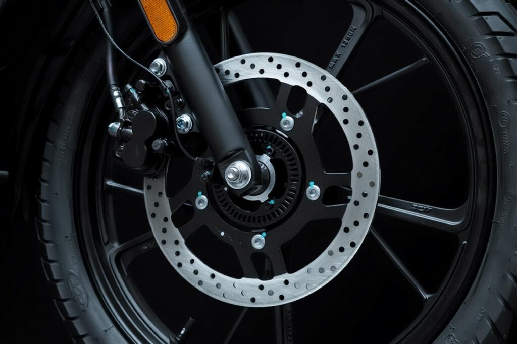 Suzuki GN160 trong bối cảnh di chuyển trên đường phố