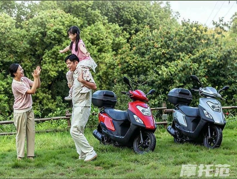 Suzuki UM125 nhìn từ bên hông, thể hiện kiểu dáng xe tay ga phổ thông