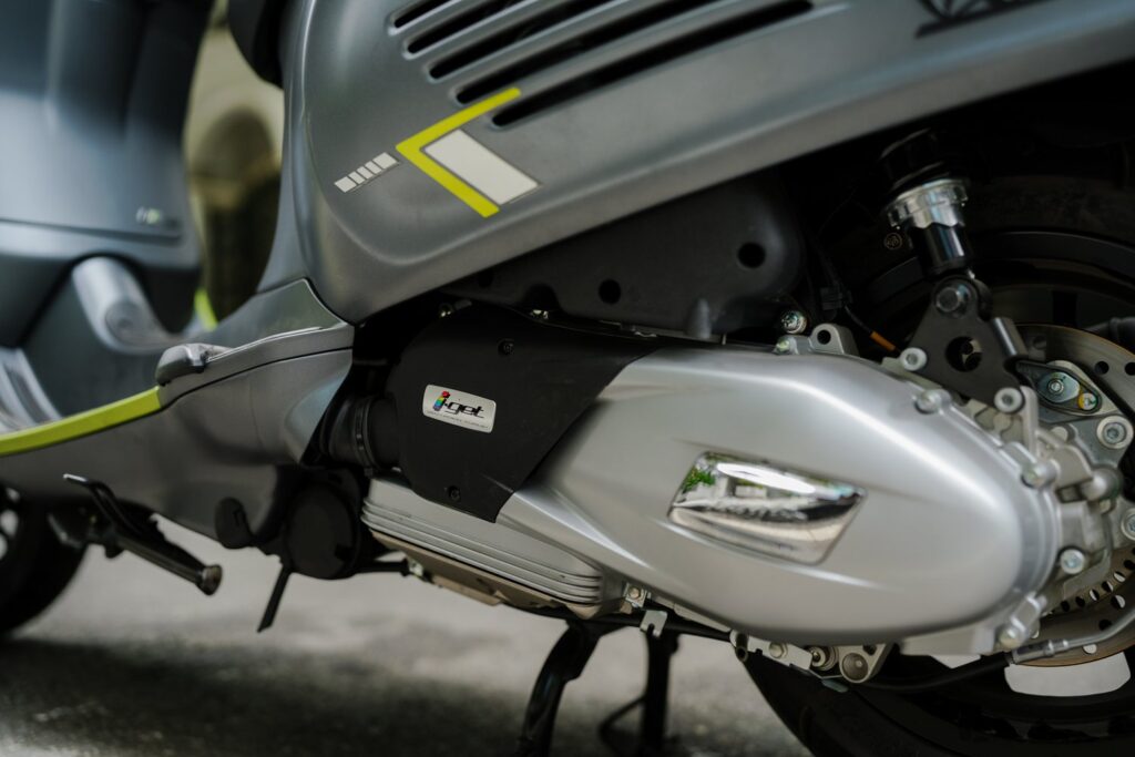 Góc chụp tổng thể Vespa Sprint Tech 180cc giữ thiết kế đặc trưng Vespa