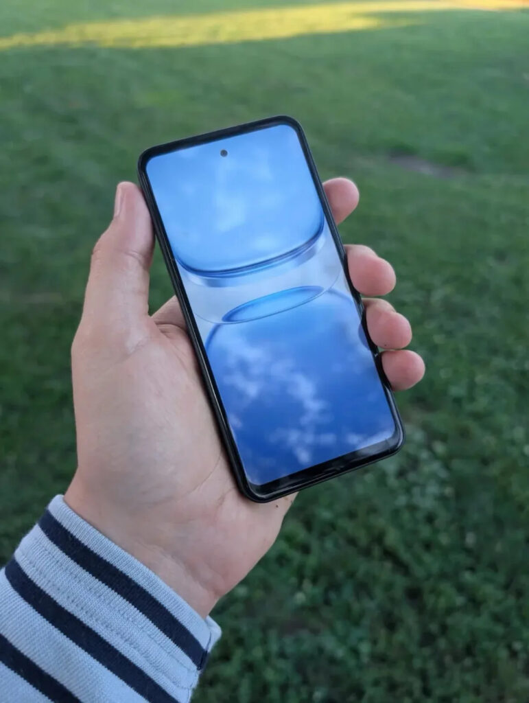 Mặt lưng Enough Phone với camera đơn đặt phẳng trên thân máy