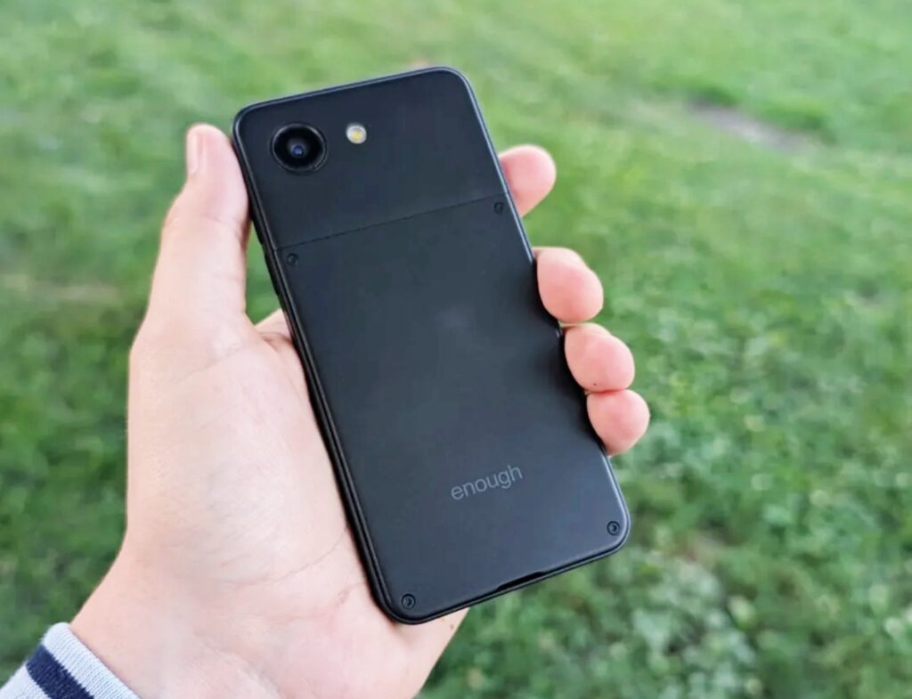 Bốn con vít cố định nắp lưng Enough Phone để tháo pin