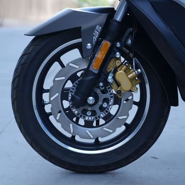 Cyclone RT250 nhìn từ phía sau với phần đuôi xe và đèn hậu