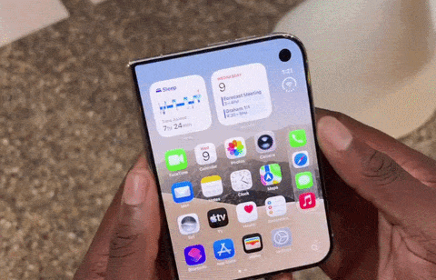 Giao diện iPhone Duo mở rộng khi thiết bị được gập mở