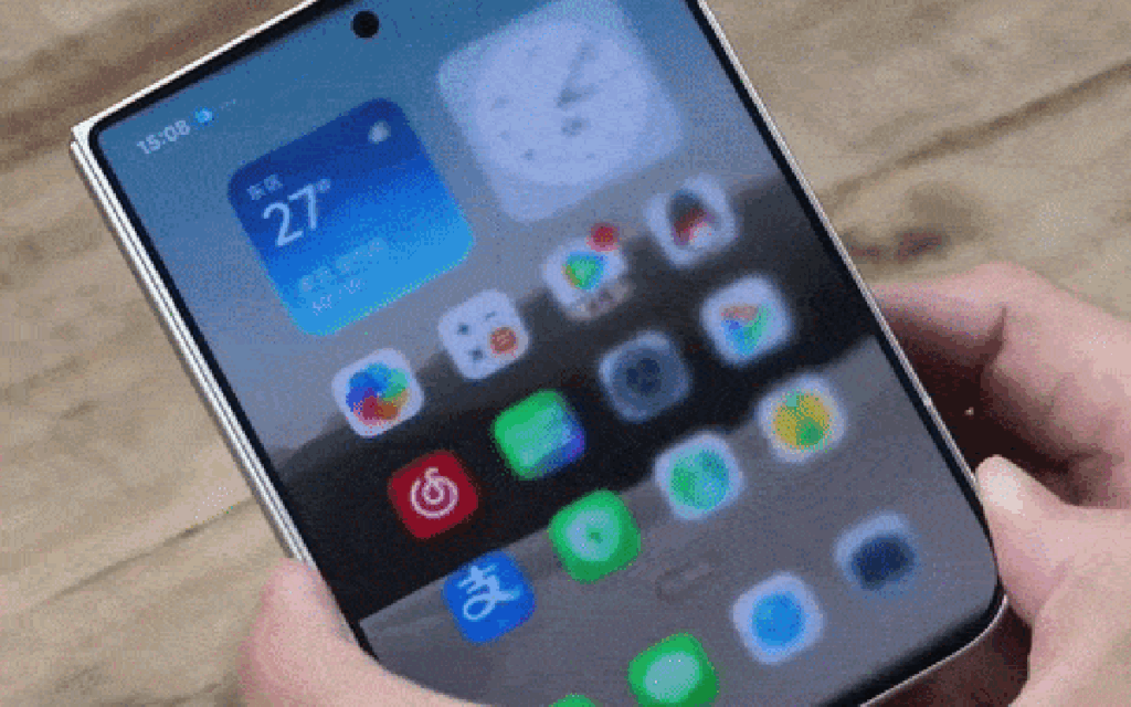 Xiaomi 18 Fold đang mở với giao diện chuyển từ màn hình ngoài vào màn hình trong
