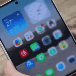 Xiaomi 18 Fold đang mở với giao diện chuyển từ màn hình ngoài vào màn hình trong