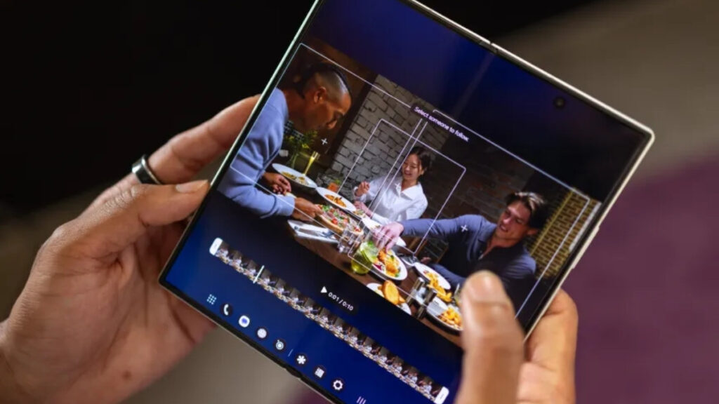 Cận cảnh bản lề và khung máy Galaxy Z Fold8 Ultra