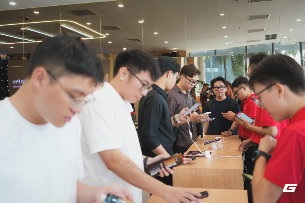 Hai người chơi Liên Quân Mobile trên iPhone 17 Pro Max và iPhone 18 Pro Max