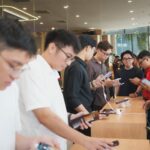 Người trẻ tham dự buổi trải nghiệm iPhone 18 Pro và iPhone 18 Pro Max
