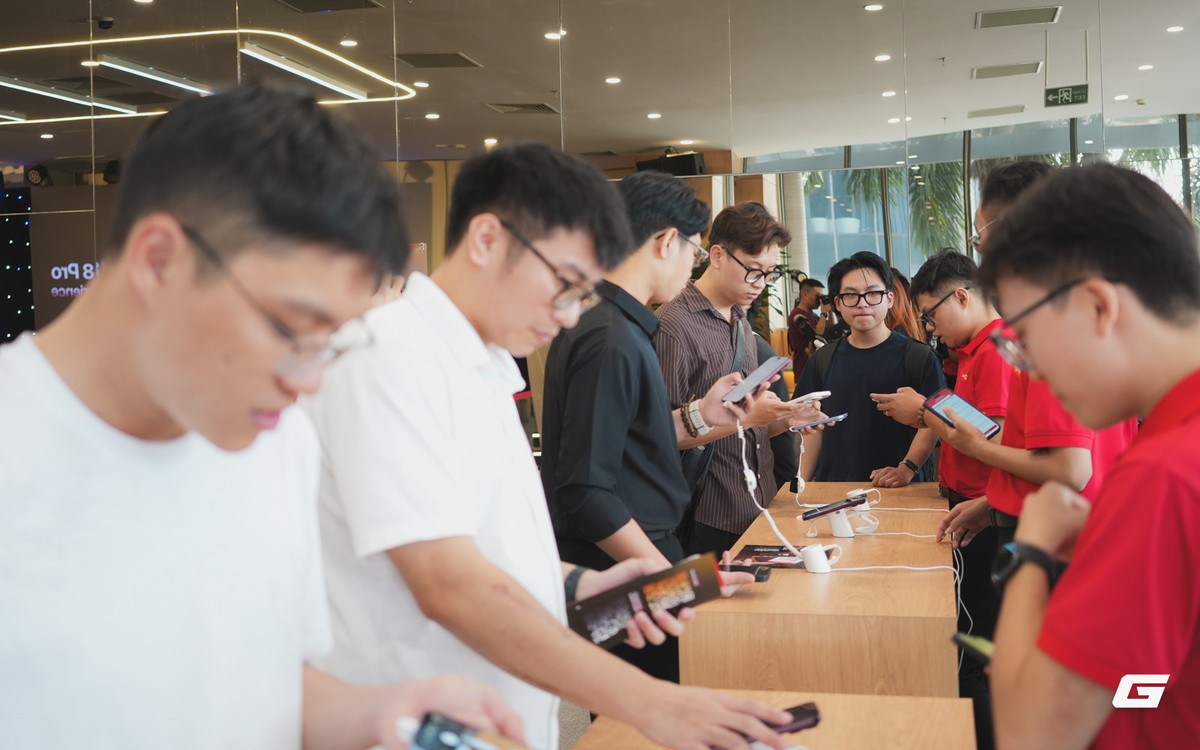 Người trẻ tham dự buổi trải nghiệm iPhone 18 Pro và iPhone 18 Pro Max