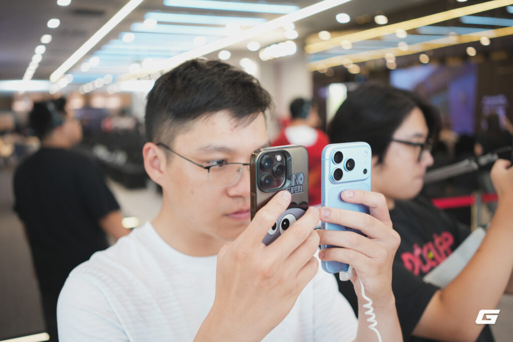 Mặt lưng iPhone màu Đỏ Burgundy với dấu vân tay trên bề mặt