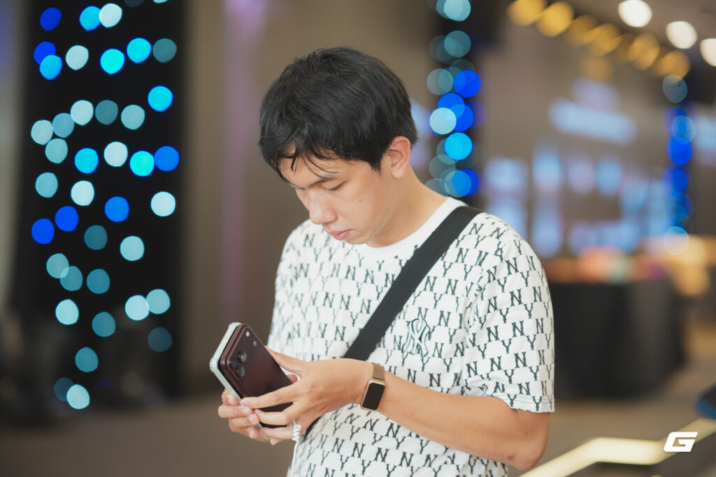 Khán giả quan sát bài so sánh ảnh chụp giấu tên từ ba thiết bị