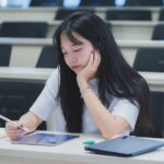 Nhóm sinh viên ngồi quanh bàn thảo luận bài tập
