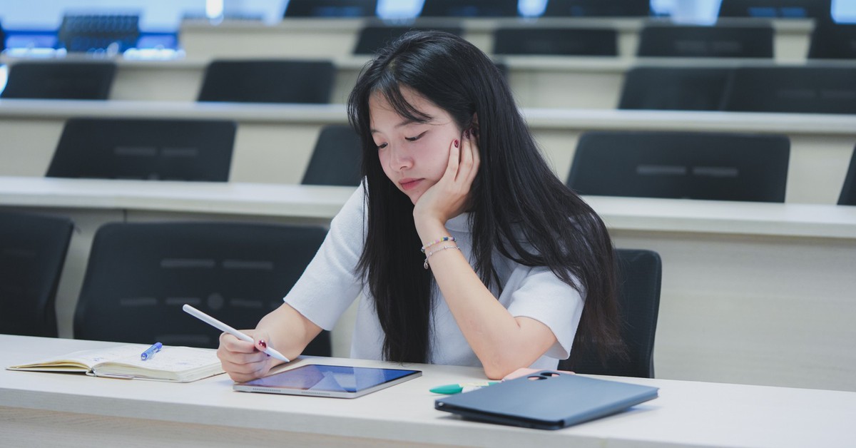 Nhóm sinh viên ngồi quanh bàn thảo luận bài tập