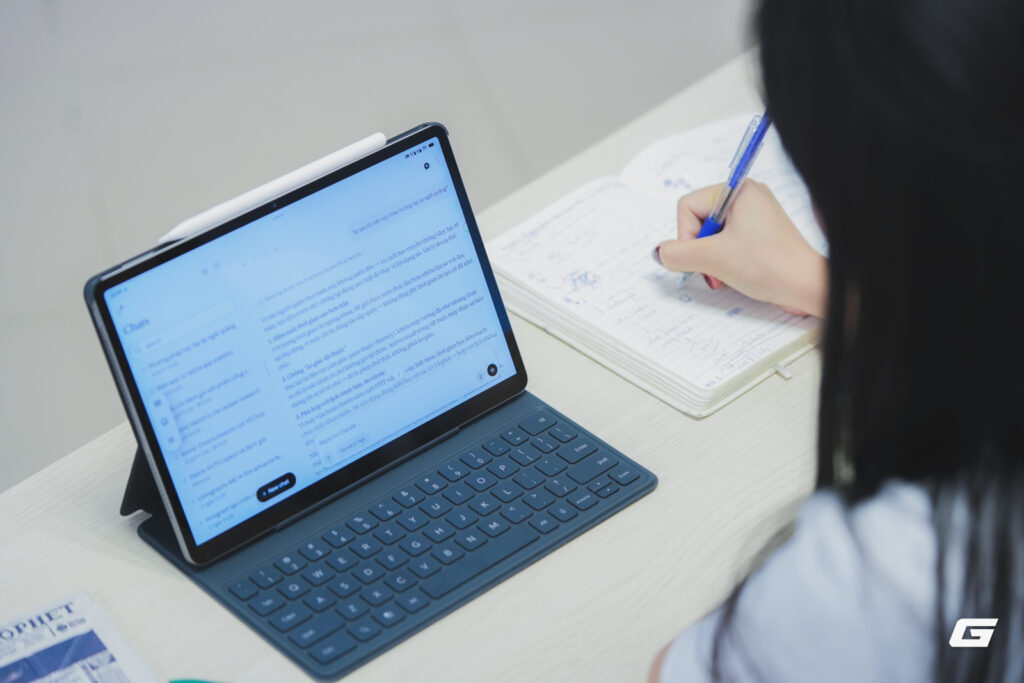 Sinh viên đọc tài liệu PDF trên màn hình máy tính bảng
