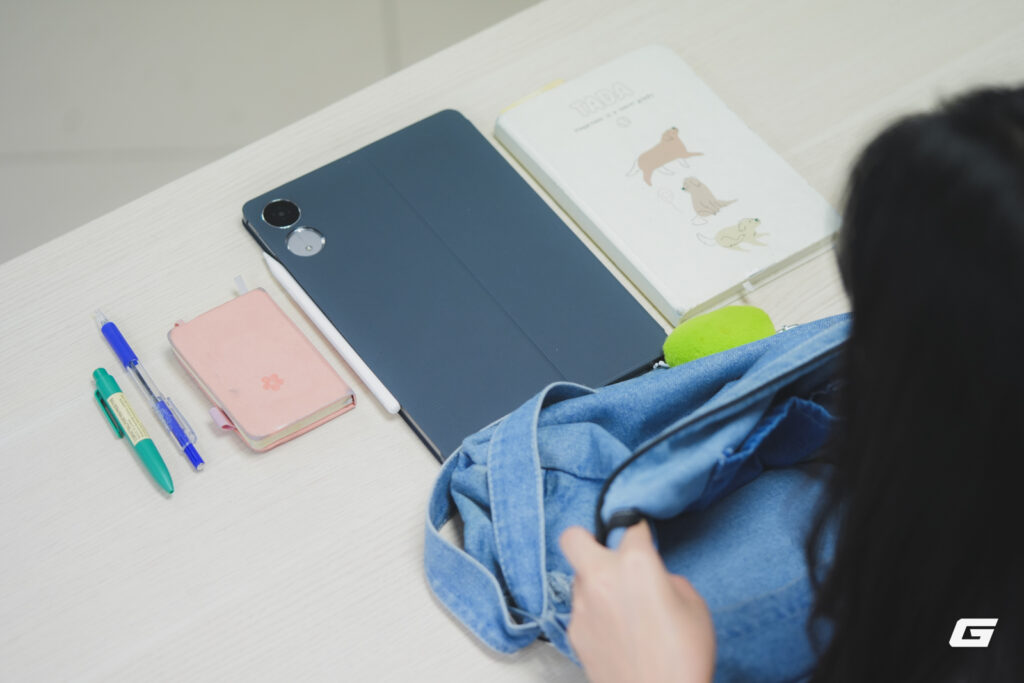 HONOR Pad V9 đặt cạnh bàn phím và bút cảm ứng