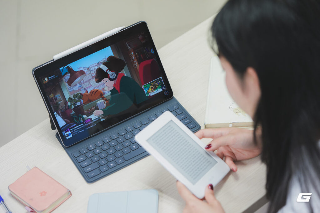 Bút cảm ứng được sử dụng để ghi chú và viết công thức trên tablet