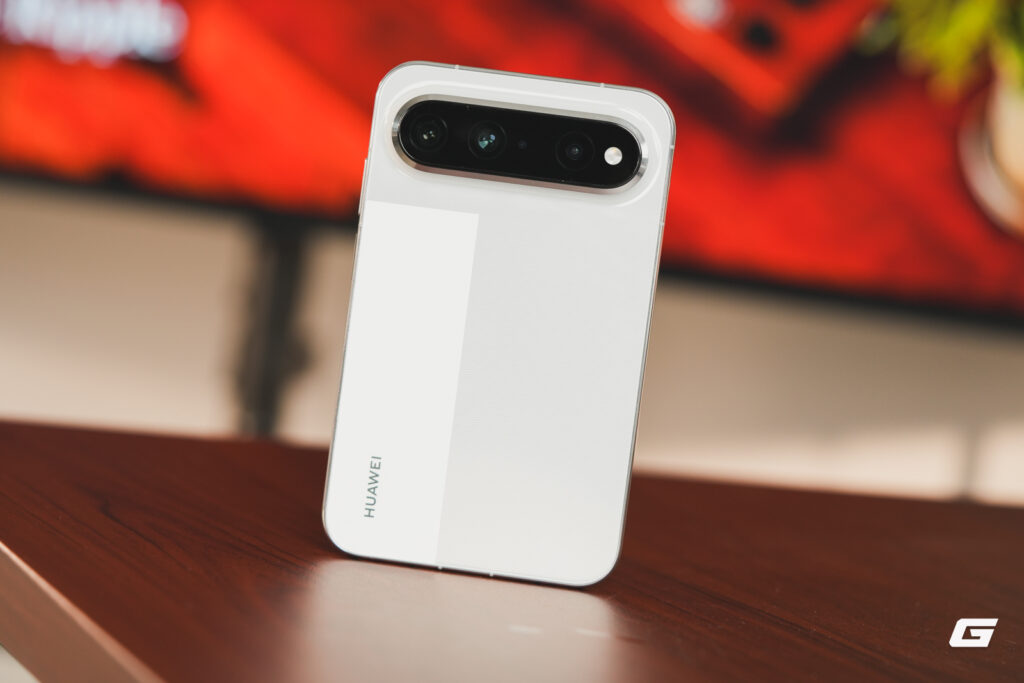 Người dùng trải nghiệm Huawei Pura X View tại cửa hàng