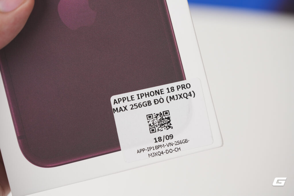 Mặt lưng iPhone 18 Pro Max màu Đỏ dưới điều kiện ánh sáng trực tiếp