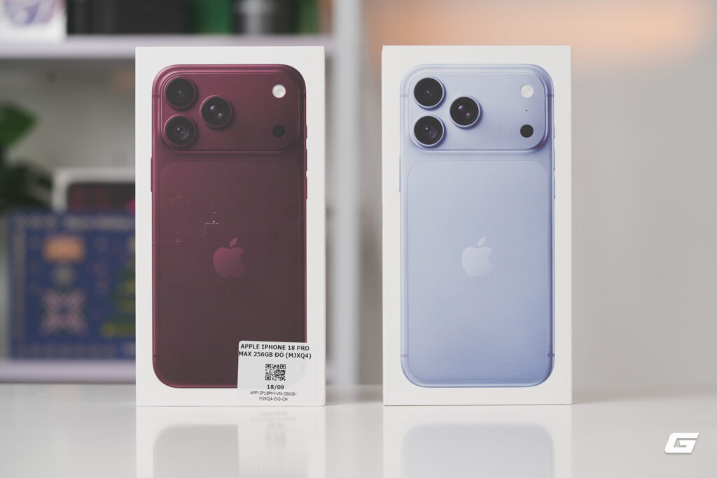 Ba phiên bản iPhone 18 Pro Max đặt cạnh nhau trong các màu Đỏ, Xanh và Bạc