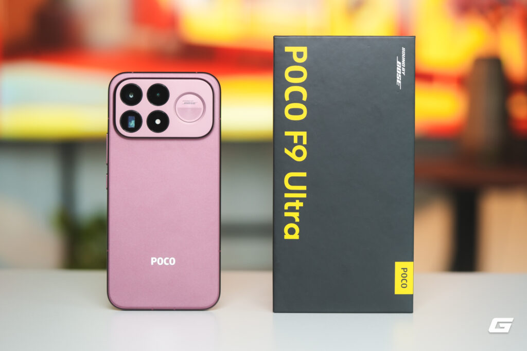 POCO F8 Pro đặt cạnh mẫu POCO F1 đời đầu
