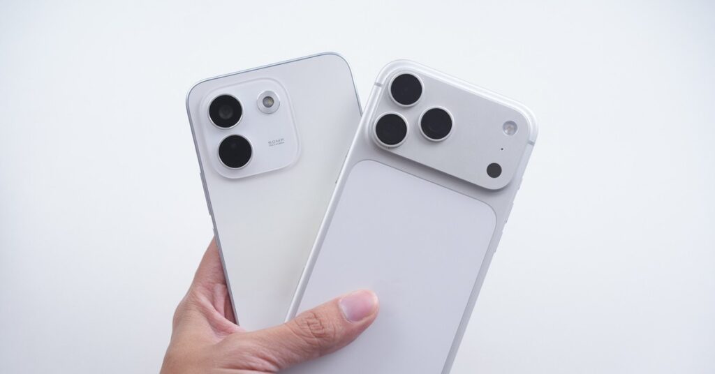 REDMI Note 17 Pro Max và iPhone 17 Pro Max được đặt cạnh nhau để so sánh