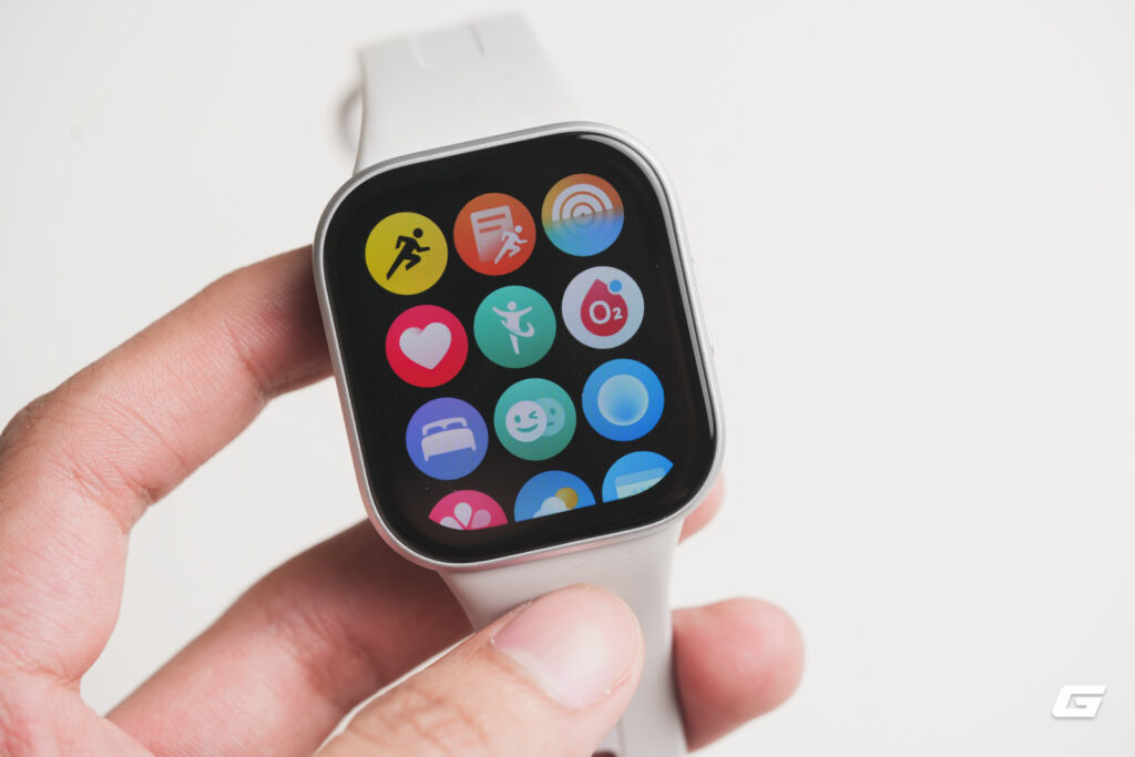 REDMI Watch 6 Active được đeo trong sinh hoạt hằng ngày với dây đeo màu sáng