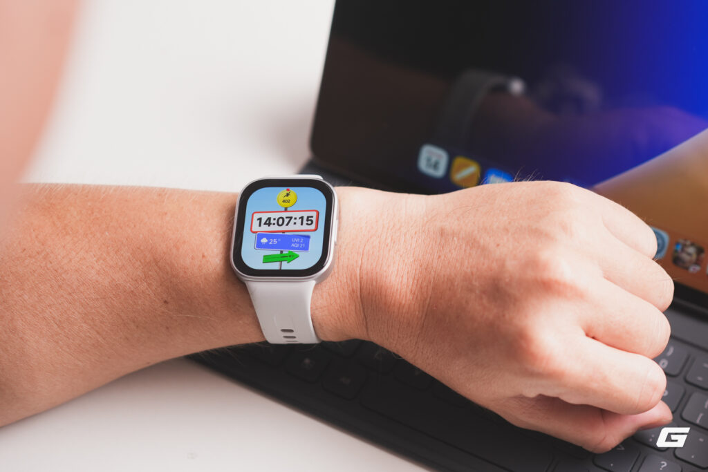 Màn hình AMOLED của REDMI Watch 6 Active hiển thị giao diện đồng hồ