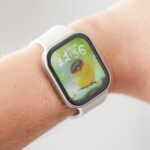 REDMI Watch 6 Lite với thiết kế mặt vuông và dây đeo màu tối