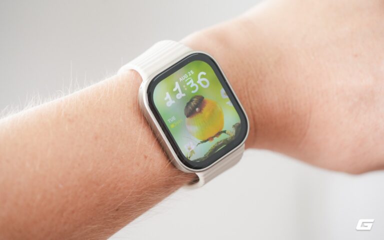 REDMI Watch 6 Lite với thiết kế mặt vuông và dây đeo màu tối