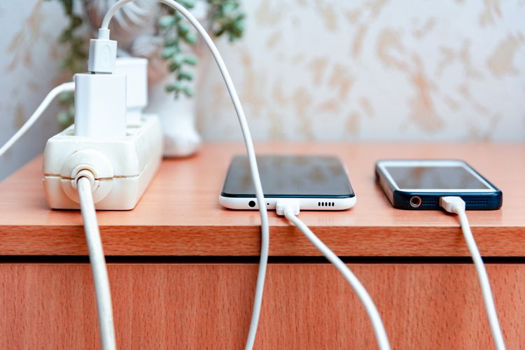 Điện thoại đặt trên bề mặt thoáng trong lúc sạc pin