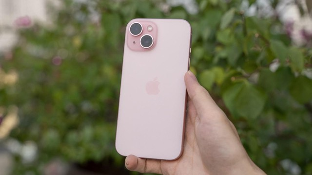iPhone 15 đặt cạnh hộp sản phẩm trong cửa hàng