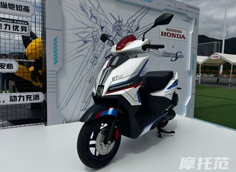 Bảng đồng hồ LCD và khu vực cổng sạc trên Honda NS125FX