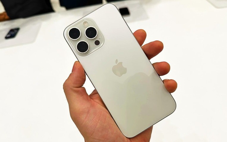 iPhone 15 Pro với khung viền titan và màn hình phẳng