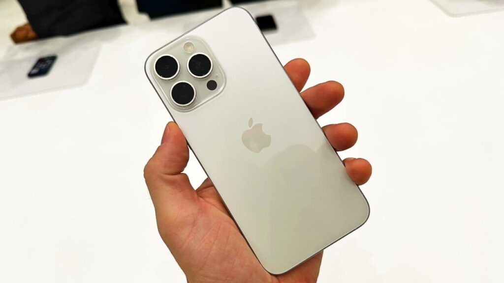 iPhone 16 hiển thị giao diện Dynamic Island