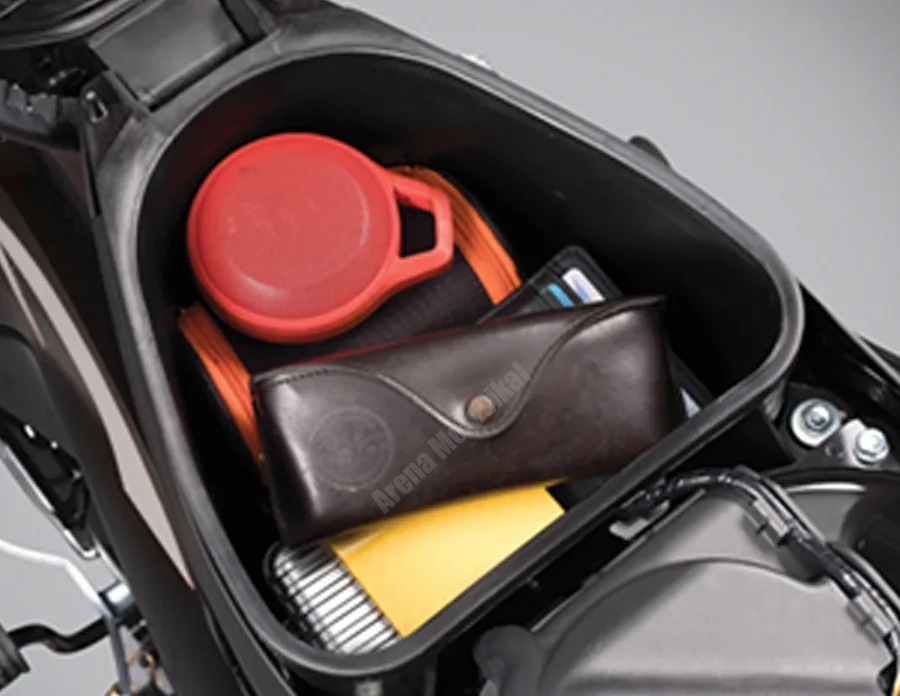 Bảng đồng hồ dạng kép trên Honda RS125 Final Edition