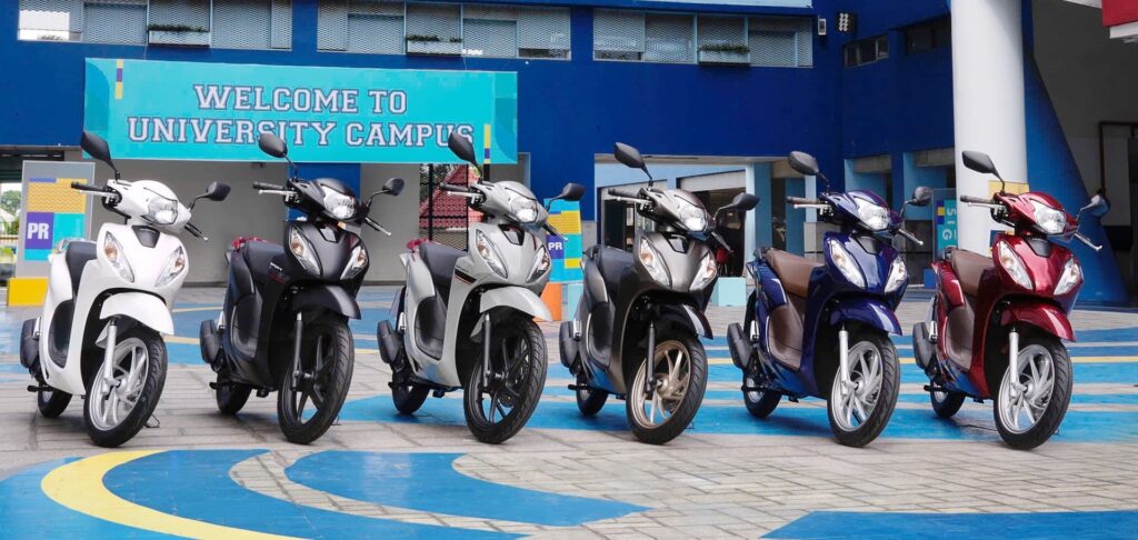 Khách hàng làm thủ tục đổi xe Honda cũ lên đời xe mới