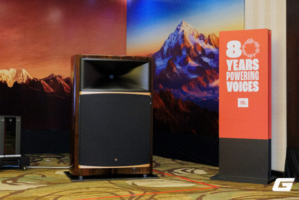 Mặt trước JBL Summit Everest với hệ thống driver và họng kèn