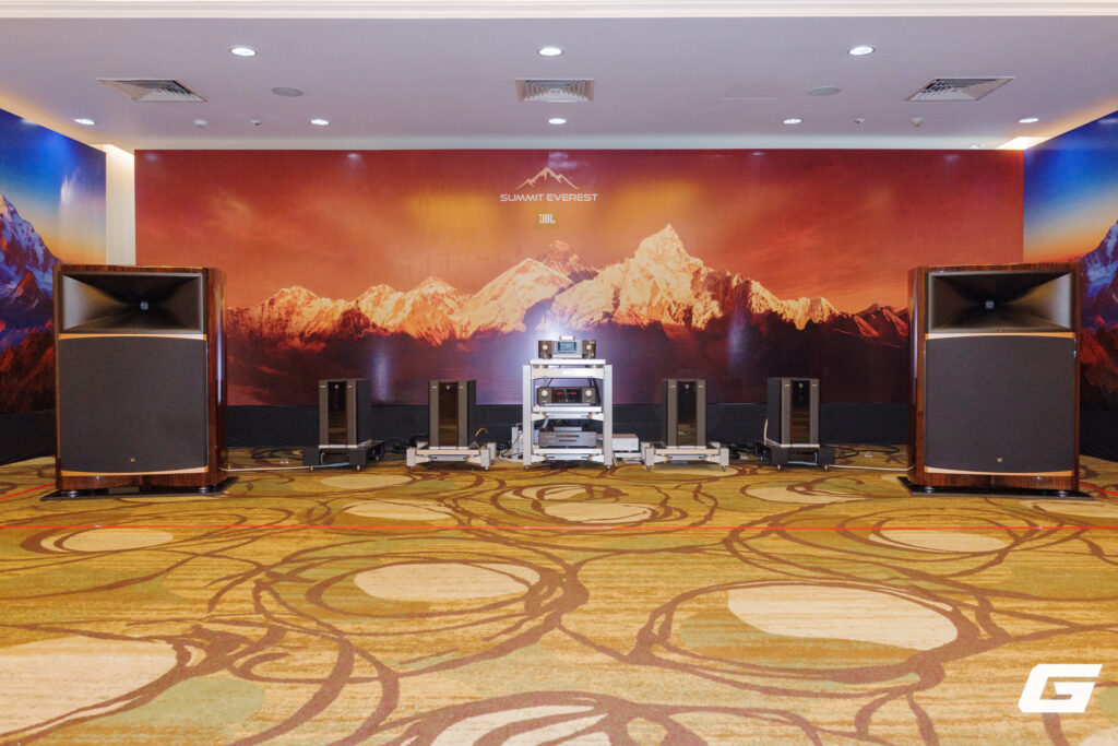 Toàn cảnh phòng trình diễn JBL Summit Everest tại triển lãm