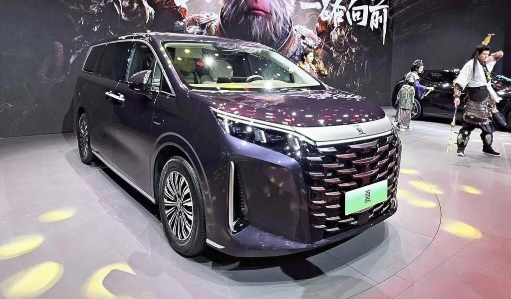 Công nhân kiểm tra xe trên dây chuyền lắp ráp tại nhà máy ô tô