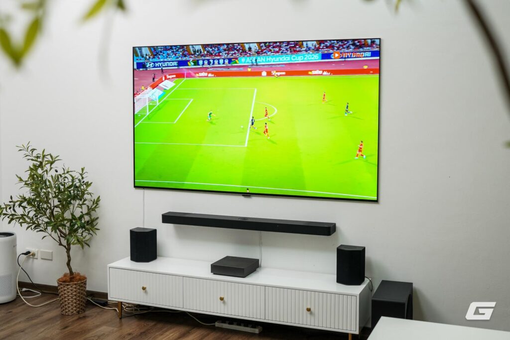 Samsung The Frame hiển thị một tác phẩm nghệ thuật trên tường