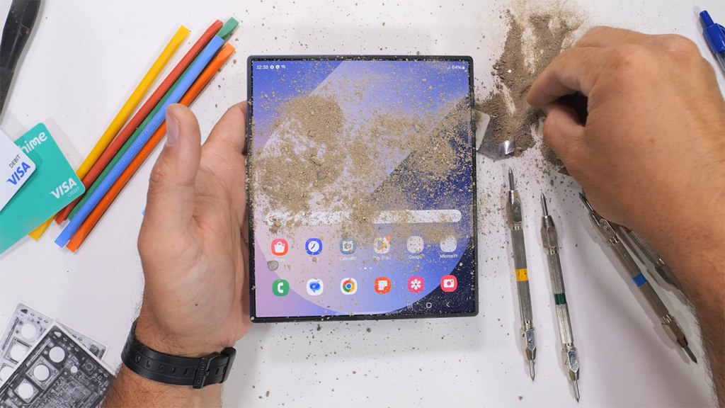Cát và sạn phủ trên màn hình trong của Galaxy Z Fold8