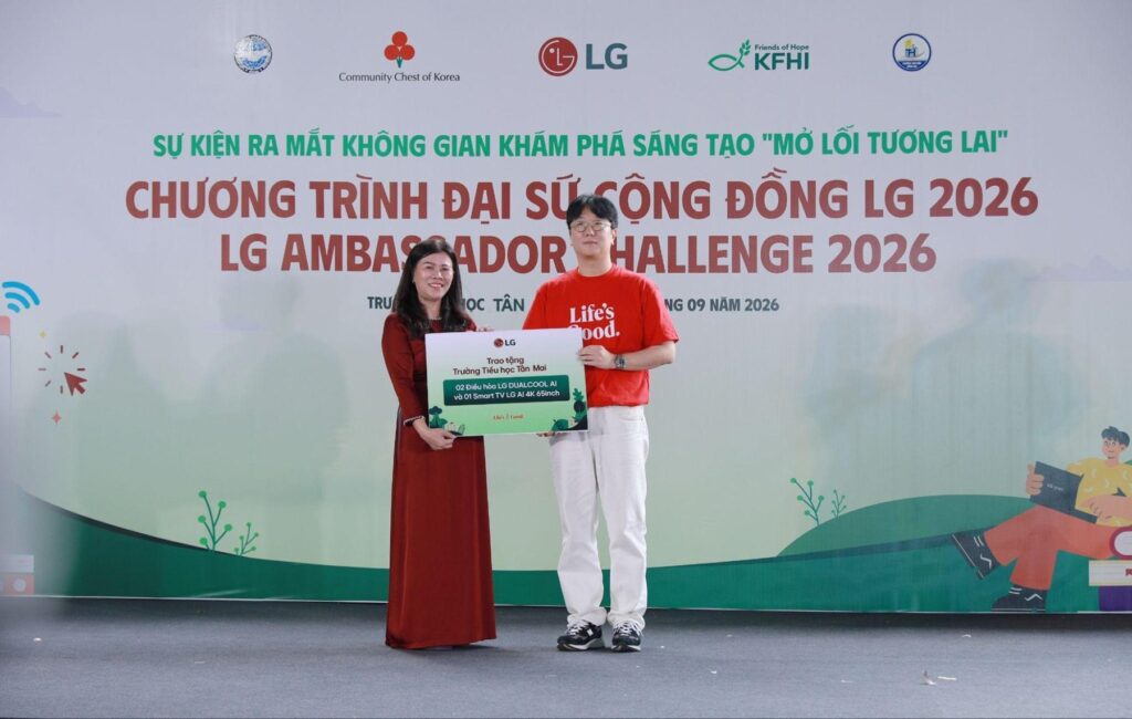 Phần quà được trao cho học sinh có hoàn cảnh khó khăn và nỗ lực học tập