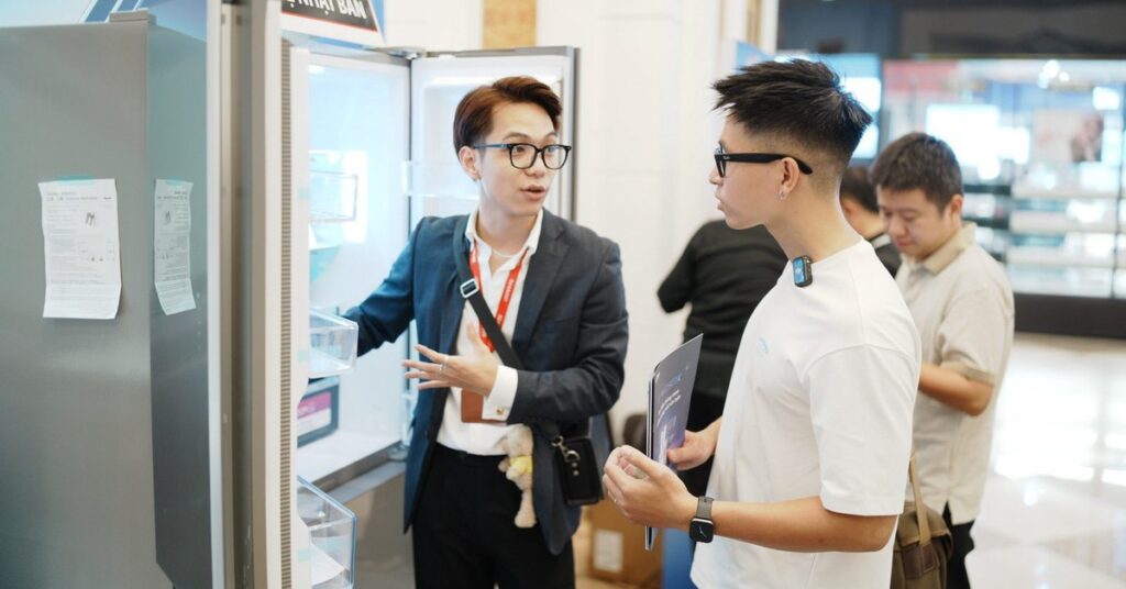 Tủ lạnh Sharp bốn cửa được trưng bày tại khu trải nghiệm Better Lab