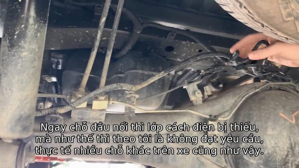 Cổng sạc của một chiếc xe điện bị bỏ lâu ngày ngoài trời