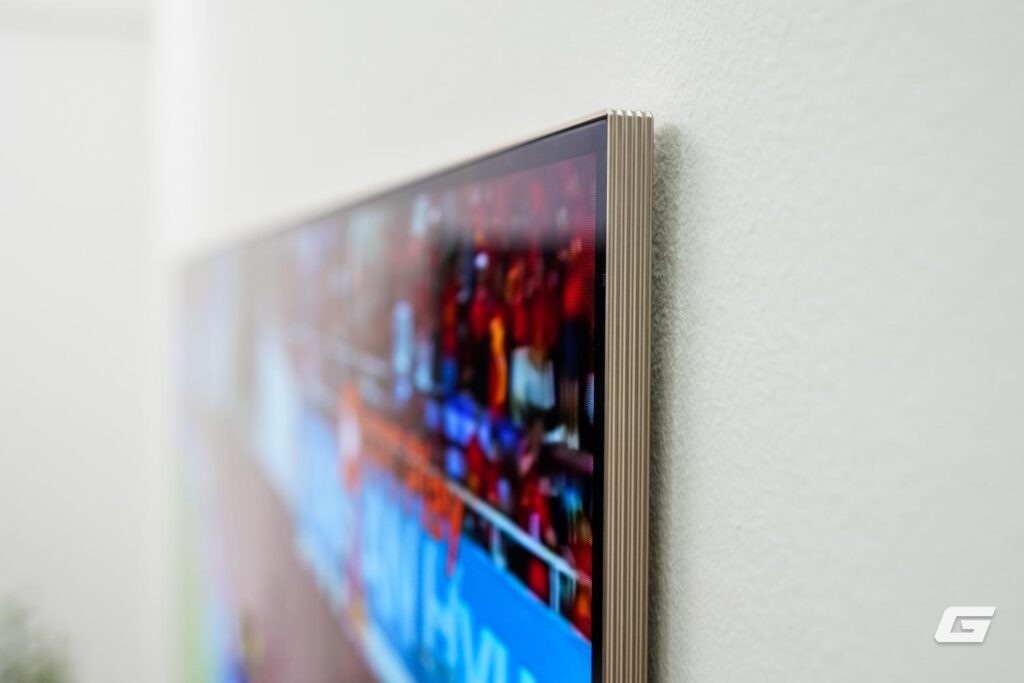 Samsung The Frame Pro với thiết kế khung tranh trong phòng khách